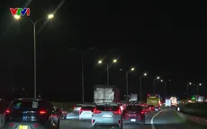 Cửa ngõ phía Nam Hà Nội: Xe cộ di chuyển chậm và đông kéo dài cả đêm trước kỳ nghỉ lễ