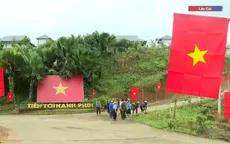 Rực rỡ đường cờ Tổ quốc tại Làng Nủ mừng Tết Độc lập