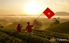 Rực rỡ cờ đỏ sao vàng tại đồi chè bát úp mừng Quốc khánh