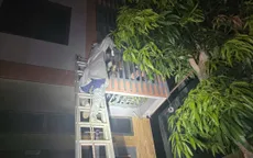 Hà Nội: Cảnh sát cắt “chuồng cọp”, giải cứu 2 người mắc kẹt trong đám cháy