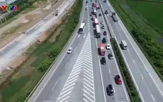 Xử phạt nghiêm xe ô tô chạy chậm, bám làn trái trên cao tốc