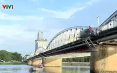 Cầu Trường Tiền rạng rỡ màu nhũ bạc nguyên bản sau gần 4 tháng sửa chữa