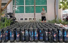 Bắt quả tang đối tượng vận chuyển, mua bán 289 bình “khí cười”