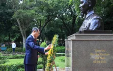 Thủ tướng Lê Minh Hưng dâng hoa tưởng niệm Chủ tịch Hồ Chí Minh tại New Delhi
