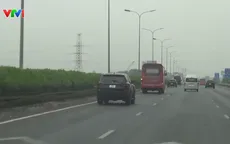 Nhiều xe chạy chậm, bám làn trái trên cao tốc gây cản trở lưu thông