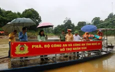 Bộ Công an tặng phà, giúp hơn 1.000 người dân vùng lũ Nghệ An qua sông