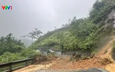 Mưa lớn gây sạt lở, ách tắc nhiều tuyến đường ở TP Huế