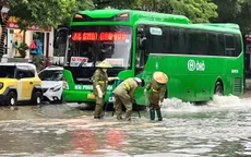Hà Nội mưa lớn cả đêm, người dân vất vả di chuyển giờ đi làm, nhiều xe chết máy