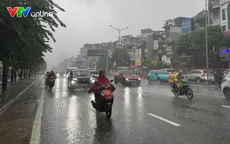 CSGT Hà Nội phân luồng, hướng dẫn người dân trong mưa lớn