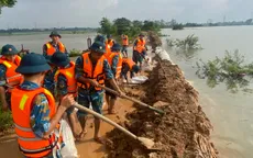 Chiến sĩ Sư đoàn 361 giúp dân gia cố đê ứng phó mưa lũ