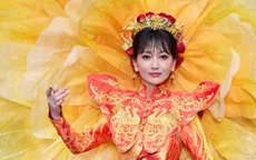 Triệu Nhã Chi lên sàn catwalk ở tuổi 72
