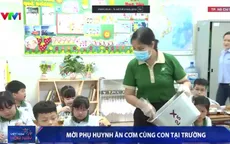 Phụ huynh vào trường, trực tiếp ăn thử bữa ăn bán trú của con