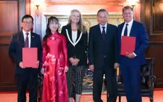 Tỉ phú Nguyễn Thị Phương Thảo bắt tay tỉ phú Elon Musk đưa Internet tốc độ cao miễn phí lên các chuyến bay Vietjet