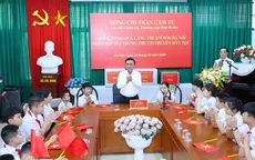Thường trực Ban Bí thư Trần Cẩm Tú trao quà Trung thu cho Làng trẻ em SOS Hà Nội
