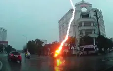Người phụ nữ bị sét đánh trúng khi đang lái xe máy ở Nghệ An