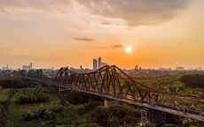 Tạm đóng đê Long Biên - Xuân Quan ban đêm phục vụ thi công cầu Trần Hưng Đạo