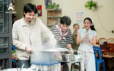 Sao chọn: Đen Vâu, Tuấn Cry tự tay tráng bánh cuốn, giã chả mực tại Hạ Long