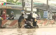 Quốc lộ 1 ngập sâu do triều cường, nhiều xe chết máy giữa đường