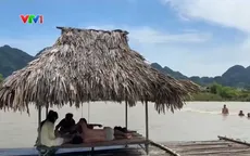 Bè du lịch tự phát lấn chiếm lòng sông Bôi (Phú Thọ)