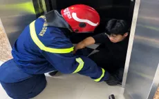 Giải cứu người dân mắc kẹt trong thang máy chung cư mini ở Hà Nội