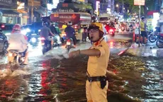 CSGT TP Hồ Chí Minh khuyến cáo giảm tốc độ, không cố vượt vùng ngập sâu khi mưa lớn