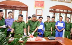 Bắt quả tang 2 đối tượng mua bán 20 bánh heroin ở Lai Châu