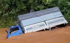 Xe tải bị nước lũ cuốn trôi khi cố vượt đập tràn