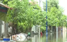 Đường ngập kéo dài, người dân phải chèo thuyền đi lại