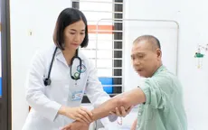 Hơn 2 tháng tắm thuốc nam, người bệnh tổn thương da toàn thân