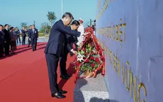 Thủ tướng Lê Minh Hưng và Thủ tướng Lào dâng hoa tưởng niệm các vị lãnh tụ hai nước