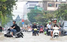 Triều cường đạt đỉnh, nhiều tuyến đường ở TP Hồ Chí Minh ngập sâu