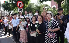 Nhiều người dân vượt đường xa về TP Hồ Chí Minh tiễn đưa các anh hùng liệt sĩ