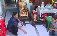 Người dân TP Hồ Chí Minh tự đào rãnh trong nhà chống ngập