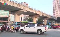 Hạ tầng giao thông chưa hoàn chỉnh khiến nhiều nút giao ở Hà Nội hỗn loạn, ùn tắc