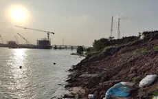 Sạt lở bờ sông Hồng sát vị trí thi công cầu Mễ Sở (Hưng Yên)