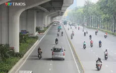 Xe máy lấn làn ô tô ở Hà Nội: Hiểm họa từ ý thức