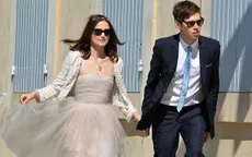 Keira Knightley tung tăng váy ngắn, giày bệt trong ngày cưới