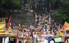 TT-Huế: Hàng vạn du khách đến dự Lễ hội Hòn Chén 2014