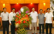 Đồng chí Tô Huy Rứa chúc mừng cán bộ, phóng viên VTV dịp 21/6