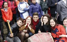 Bộ tứ Idol hát mừng Valentine ở nhà văn hóa xóm