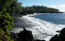 Bãi biển cát đen - "Đặc sản" tuyệt vời của quần đảo Hawaii