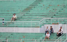 Các cô gái đá bóng giữa khán đài vắng lặng