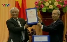 Bàn giao bản tổng hợp ý kiến về sửa đổi Hiến pháp