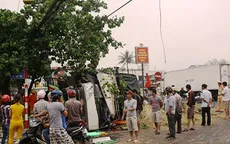 Xe chở 10 tấn dưa hấu đâm đổ cột điện ở Quảng Trị