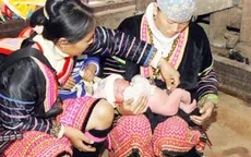 Chính sách mới cho cô đỡ thôn bản