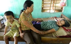Em gái bệnh tim nuôi chị liệt giường và cháu nhỏ