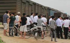 Băng qua đường sắt, taxi bị tàu hỏa đâm văng xuống ao