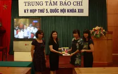 Tạp chí Truyền hình tặng ấn phẩm cho ĐBQH
