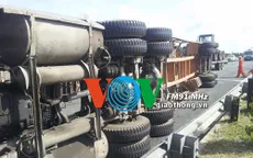 Container lật nhào trên cao tốc Trung Lương gây ùn tắc kéo dài