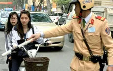 Xử phạt nhiều học sinh đi xe đạp điện không mũ bảo hiểm